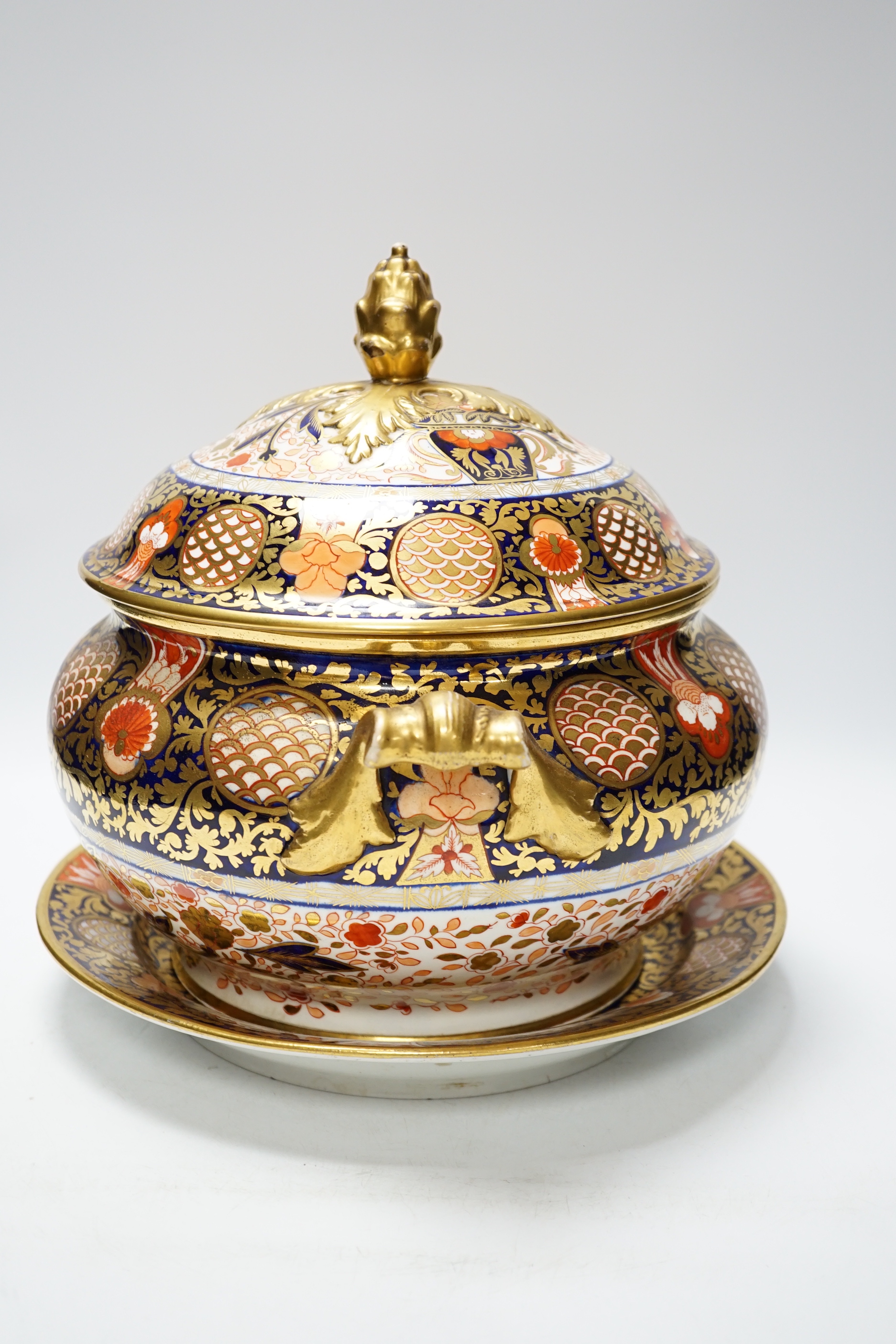 An early 19th century soup tureen on stand with cover, ‘Japan pattern’, 29cm high